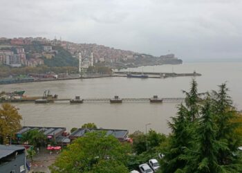Zonguldak'ta yağmur sonrası denizin rengi değişti