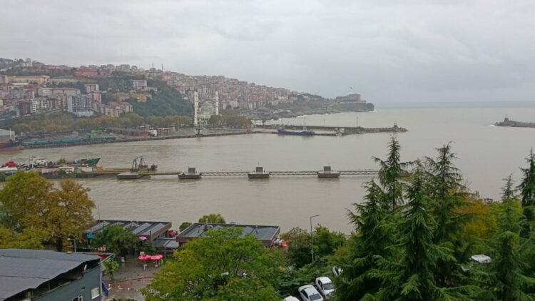 Zonguldak'ta yağmur sonrası denizin rengi değişti