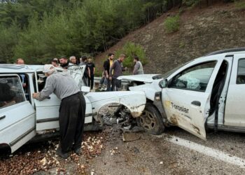 Hafif ticari araç ile otomobil çarpıştı: 1'i ağır, 3 yaralı