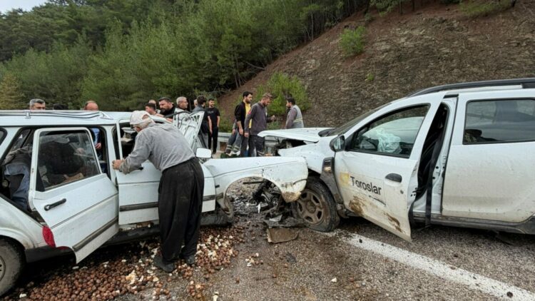 Hafif ticari araç ile otomobil çarpıştı: 1'i ağır, 3 yaralı