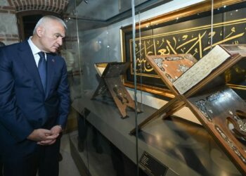 Hattat Mehmet Özçay, Mushaf-ı Şerif'in el yazması aslını TÜYEK'e bağışladı