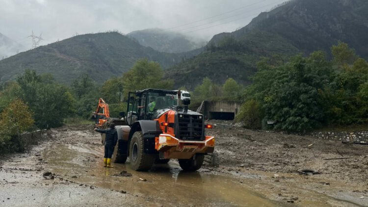 Sakarya'da heyelan nedeniyle 2 mahalleye ulaşımın sağlandığı yol kapandı