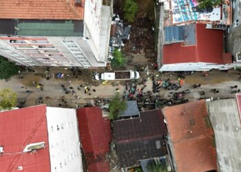 Ayazağa’da sokaklar ve stadyum çamurla doldu; temizlik çalışmaları havadan görüntülendi