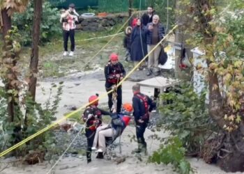 Sapanca’da mahsur kalan 2’si çocuk 8 kişiyi AFAD kurtardı