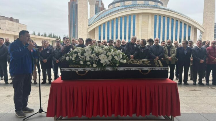 Sanatçı Alpay son yolculuğuna uğurlandı