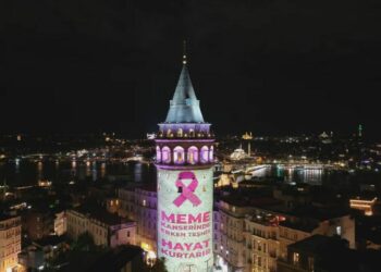 Galata Kulesi 'Meme Kanseri Farkındalık Ayı' kapsamında pembe ışıklarla aydınlatıldı