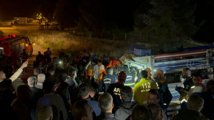 Traktör ile kamyonet çarpıştı; 1 ölü, 1 yaralı