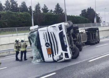Bakırköy'de LNG yüklü tanker devrildi: 1 yaralı -1