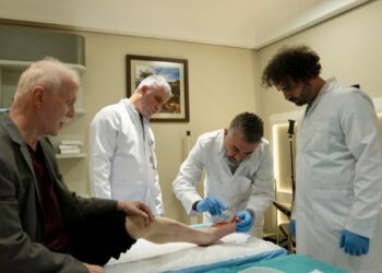 Beyne pıhtı atan diyabet hastasının ayağındaki ölü dokular cerrahi müdahaleyle temizlendi