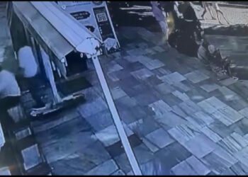 Fatih'te camiden içi para dolu çantayı çalan hırsızlar kamerada