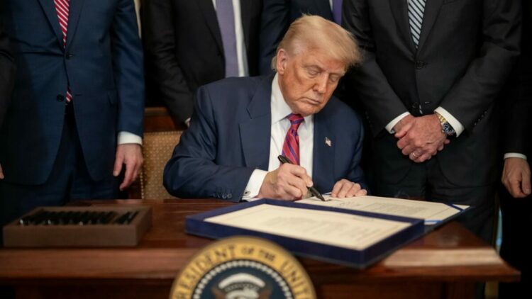Trump, Rusya'ya yönelik yaptırım ve tarifeleri askıya aldı