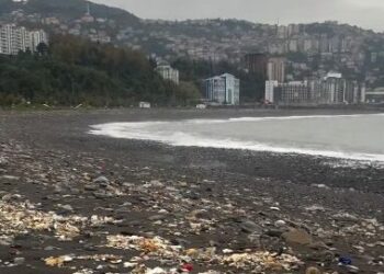 Yağmurla birlikte denize sürüklenen çöpler kıyıya vurdu