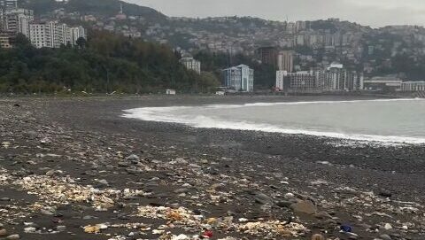 Yağmurla birlikte denize sürüklenen çöpler kıyıya vurdu