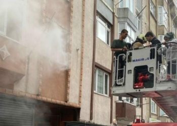 Sultangazi’de 4 katlı binada çıkan yangında mahsur kalanlar itfaiye tarafından kurtarıldı