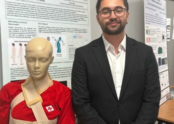 Üniversite öğrencilerden omurga sağlığı için akıllı korse