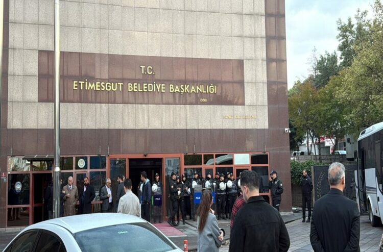 Etimesgut Belediyesi'ne yönelik soruşturmada 2 belediye başkan yardımcısı dahil 7 kişi tutuklandı