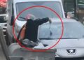 Tartıştığı kocasının otomobiline çekiçle zarar verdi
