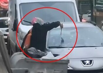 Tartıştığı kocasının otomobiline çekiçle zarar verdi