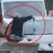 Tartıştığı kocasının otomobiline çekiçle zarar verdi