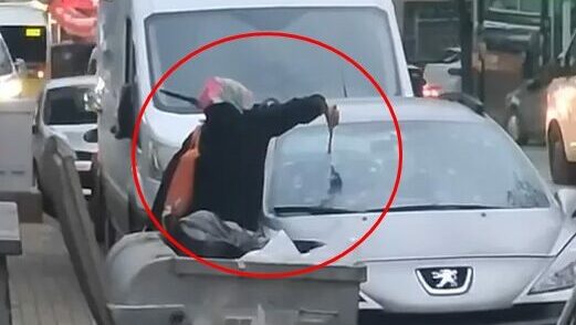Tartıştığı kocasının otomobiline çekiçle zarar verdi