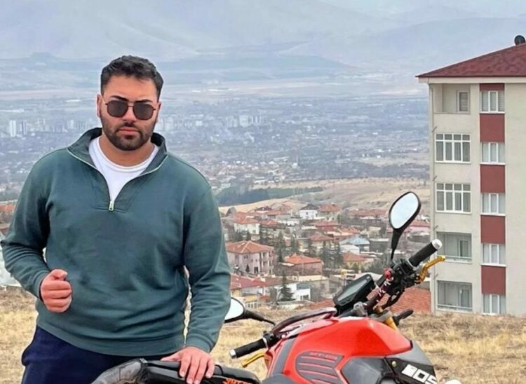 Otomobille çarpışan motosikletin sürücüsü kurtarılamadı