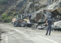 Artvin'de heyelan nedeniyle köy yolu ulaşıma kapandı