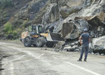 Artvin'de heyelan nedeniyle köy yolu ulaşıma kapandı