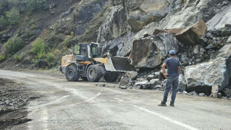 Artvin'de heyelan nedeniyle köy yolu ulaşıma kapandı