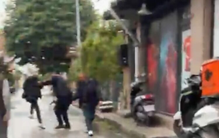 Kendisini dolandırdığını öne sürdüğü kişiyi bacaklarından vurdu