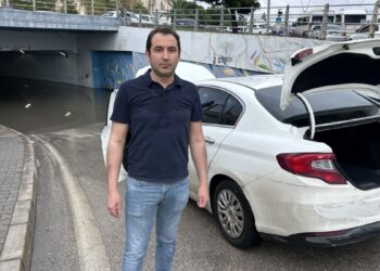 Adana'da sağanak sonrası alt geçidi su bastı; otomobilde mahsur kaldılar