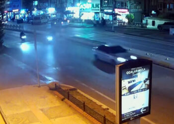 İki motosikletin çarpıştığı kazada 1 yaralı; o anlar kamerada