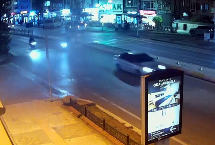 İki motosikletin çarpıştığı kazada 1 yaralı; o anlar kamerada