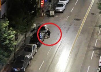 Tartıştığı kişiyi sokakta kovalayıp pompalı tüfekle vurarak öldürdü; o anlar kamerada