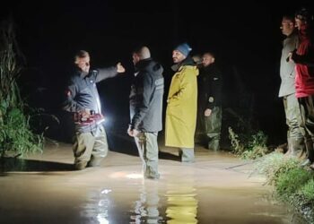 Dereye düşen cipin sürücüsü kurtuldu, kayıp 2 kişi aranıyor