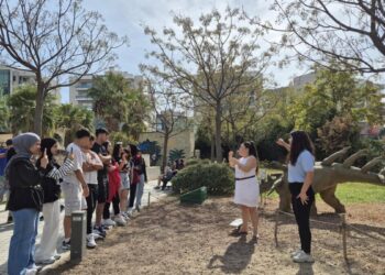İşitme engelli gençler, İzmir'i 'Ellerin Dilinden Öyküler' ile keşfetti