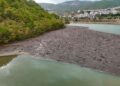 Tunceli'de suların taşıdığı atıklar, baraj gölü kıyısında birikti