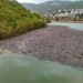 Tunceli'de suların taşıdığı atıklar, baraj gölü kıyısında birikti