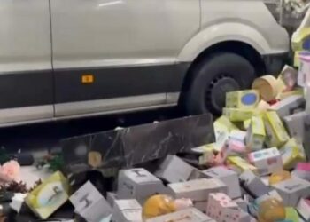 Mağazaya giren minibüsün altında kalmaktan son anda kurtuldular