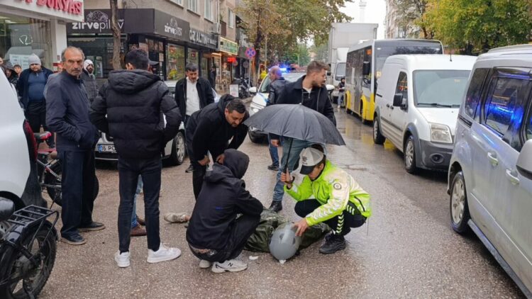 Kadın polis, yaralı ıslanmasın diye başında şemsiyeyle bekledi