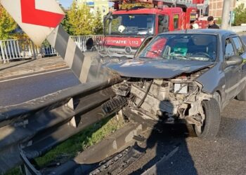 Bariyerlerin saplandığı otomobildeki çift yaralandı