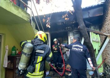 Tamamen yanan evden tek başına kurtuldu