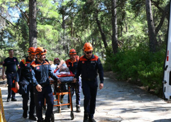 Şelalede gezerken 6 metreden düşen Rus turist kurtarıldı
