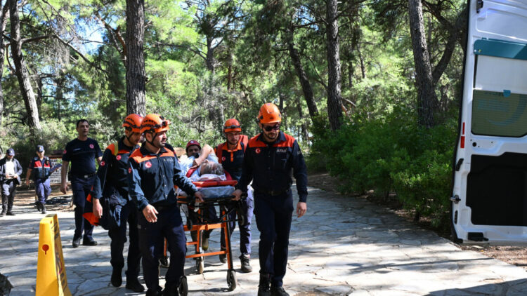 Şelalede gezerken 6 metreden düşen Rus turist kurtarıldı