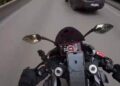 Şerit değiştiren araçtan motosikletiyle kaçarken başka otomobile çarptı