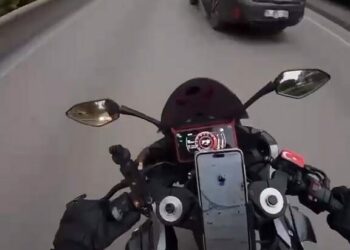 Şerit değiştiren araçtan motosikletiyle kaçarken başka otomobile çarptı
