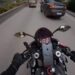 Şerit değiştiren araçtan motosikletiyle kaçarken başka otomobile çarptı