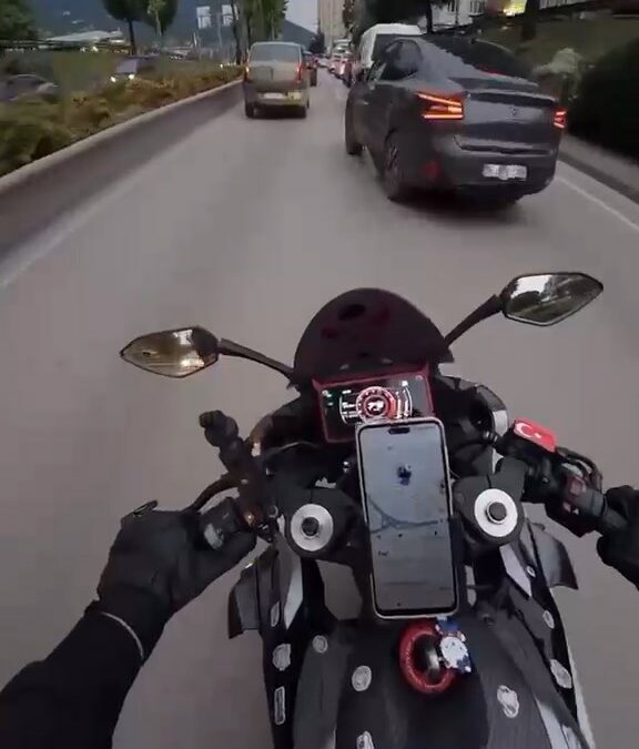 Şerit değiştiren araçtan motosikletiyle kaçarken başka otomobile çarptı