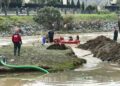 Kağıthane’de selde kaybolanları aramak için göletle dere arasına kanal açıldı