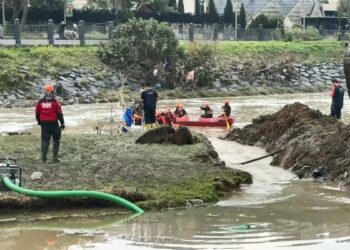 Kağıthane’de selde kaybolanları aramak için göletle dere arasına kanal açıldı
