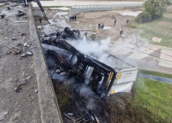 TIR, köprüden uçup yandı; şoförü atlayarak son anda kurtuldu
